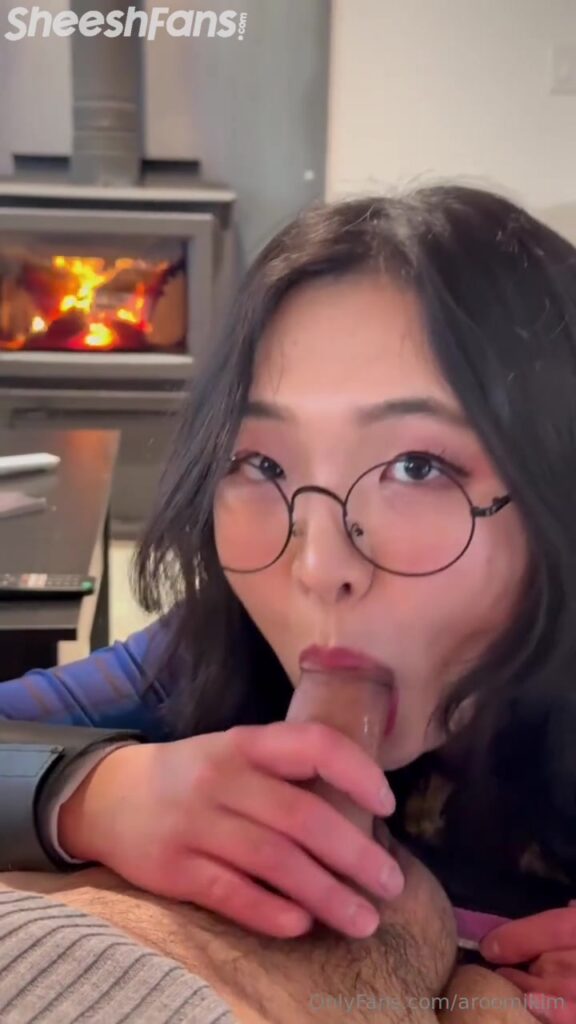 Aroomi Kim Sucks Her Boyfriend’s Cock And Swallowed Semen